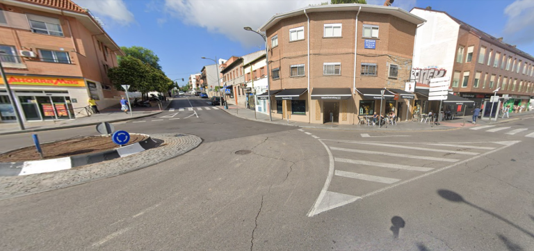Calle de Pozuelo Estación con edificios de ladrillo